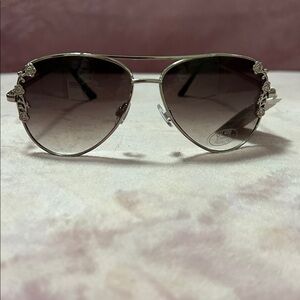 Aviator sunglasses with roses​